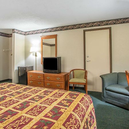 Rodeway Inn Bedford Buitenkant foto