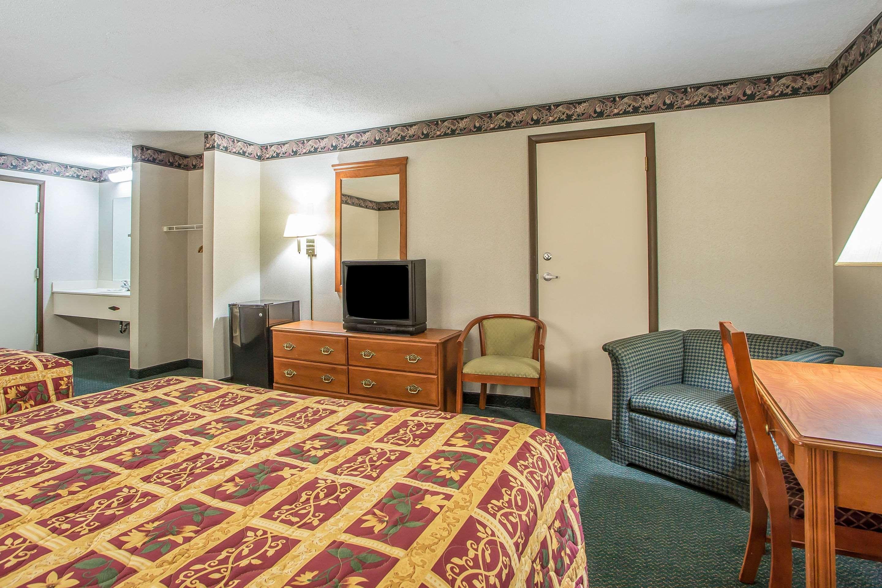Rodeway Inn Bedford Buitenkant foto